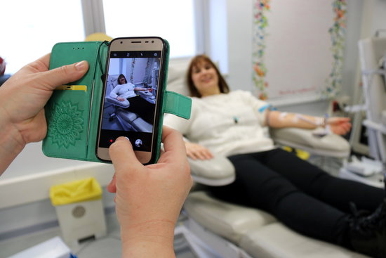A woman donating blood in Tarragona has a photo taken of herself the day the massive blood drive kicks off on January 11 2019 (by Núria Torres)
